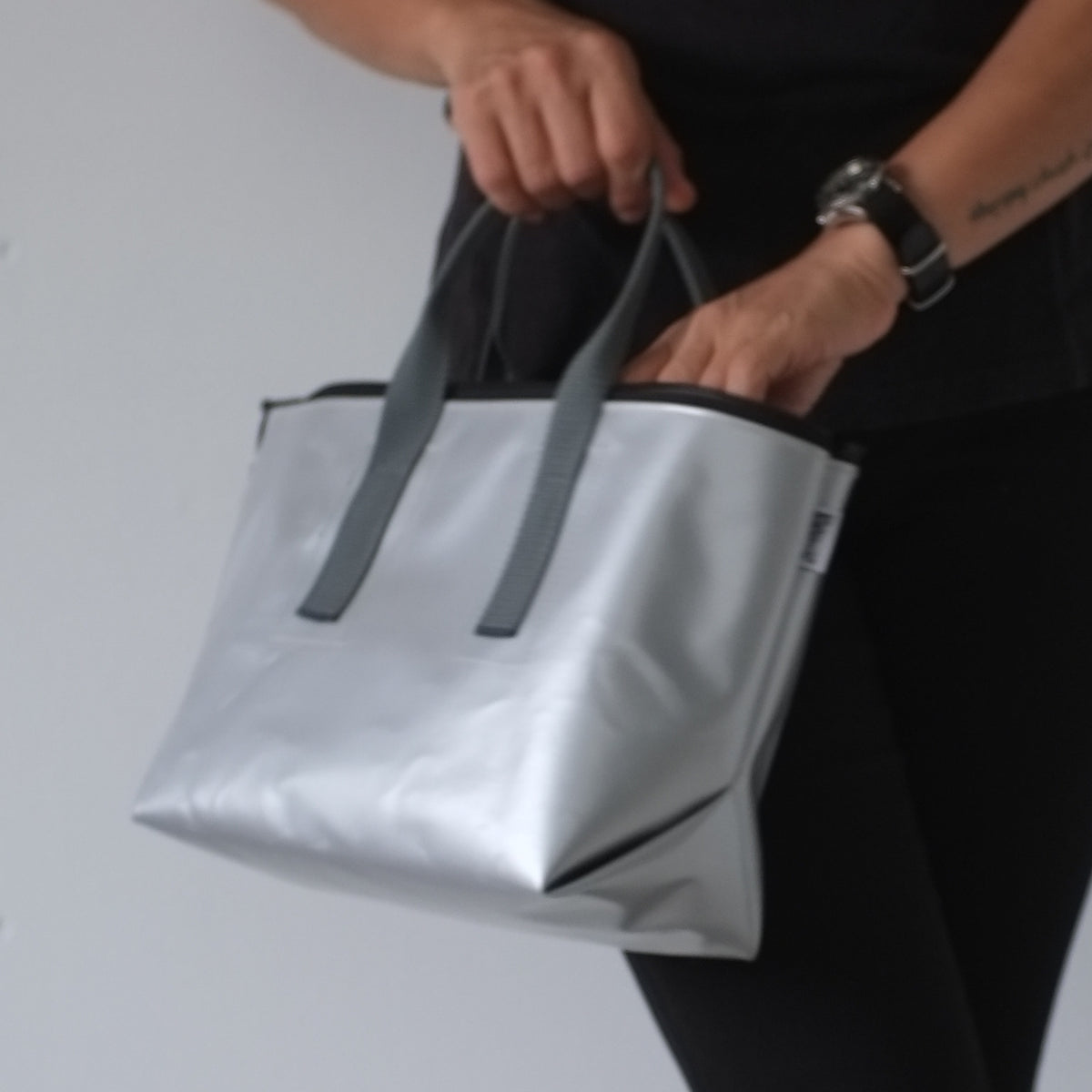 STOCK] THE-VIVIENNE-ZIP-35 SILVER×GRAY SHORT HANDLE 右使い