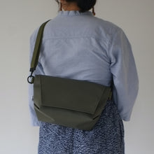 Load image into Gallery viewer, [STOCK] ANNA-30-FLAP OLIVE 右使い
