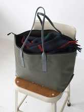 Load image into Gallery viewer, [STOCK] THE-VIVIENNE-ZIP-55  GRAY LONG HANDLE 右使い
