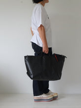 画像をギャラリービューアに読み込む, [STOCK] THE-VIVIENNE-ZIP-55  BLACK SHORT HANDLE 右使い
