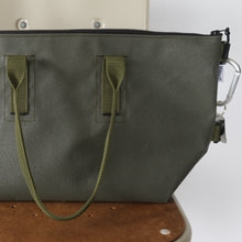 画像をギャラリービューアに読み込む, [STOCK] THE-VIVIENNE-EDGE-45 OLIVE×BLACK ZIPPER MIDDLE HANDLE 右使い
