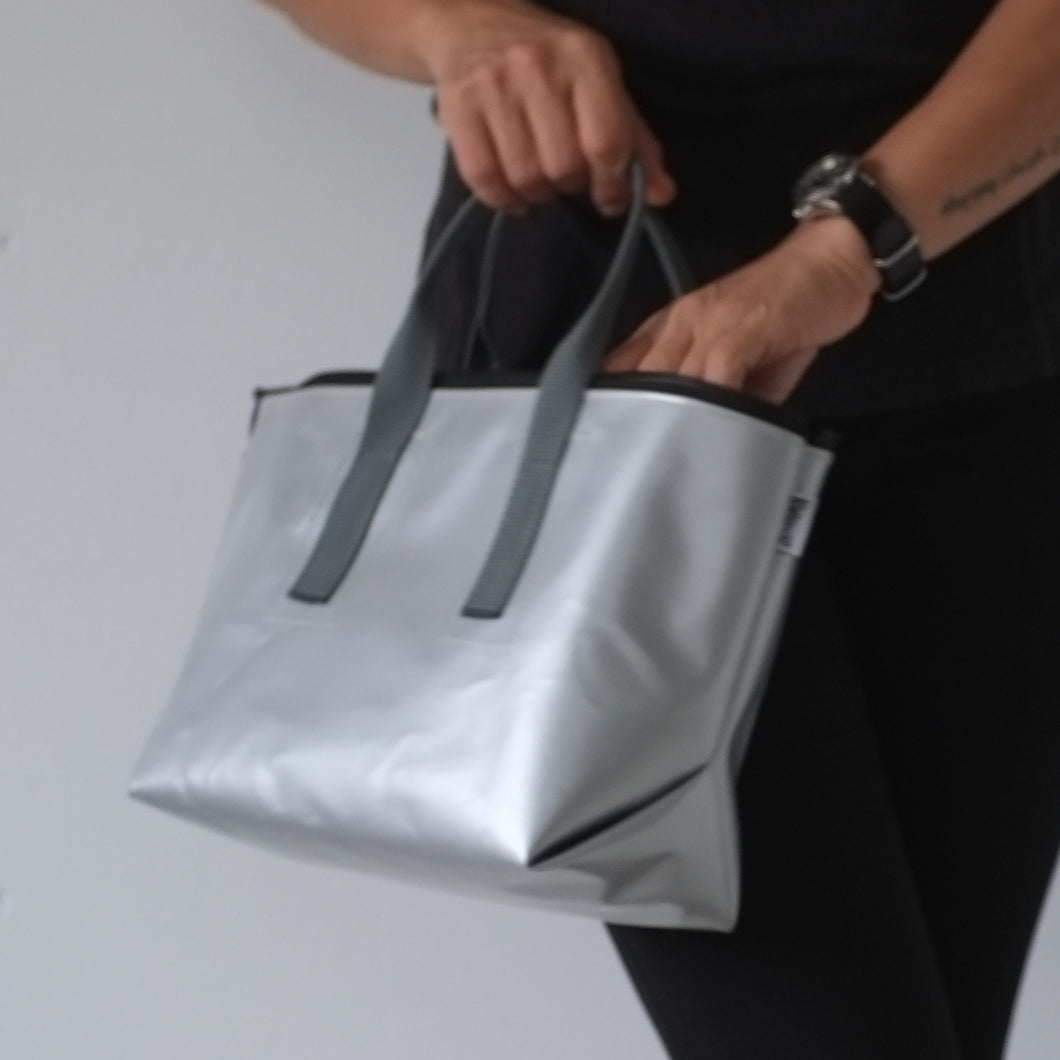 [STOCK] THE-VIVIENNE-ZIP-35 SILVER×GRAY SHORT HANDLE Right-handed