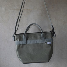 画像をギャラリービューアに読み込む, [STOCK] FOLLOW-ZIP-25+STRAP OLIVE×GRAY SHORT HANDLE 右使い
