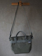 画像をギャラリービューアに読み込む, [STOCK] FOLLOW-ZIP-25+STRAP OLIVE×GRAY SHORT HANDLE 右使い
