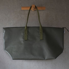 画像をギャラリービューアに読み込む, [STOCK] THE-VIVIENNE-ZIP-55  OLIVE×BLACK ZIPPER MEDIUM HANDLE 右使い
