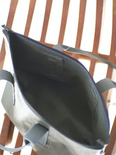 画像をギャラリービューアに読み込む, [STOCK] THE-VIVIENNE-ZIP-35  GRAY MEDIUM HANDLE 右使い
