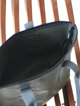 画像をギャラリービューアに読み込む, [STOCK] THE-VIVIENNE-ZIP-35  GRAY MEDIUM HANDLE 右使い
