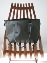 画像をギャラリービューアに読み込む, [STOCK] THE-VIVIENNE-ZIP-35  GRAY MEDIUM HANDLE 右使い
