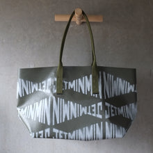 画像をギャラリービューアに読み込む, [STOCK] THE-VIVIENNE-MONOGRAM-55  OLIVE-LONG
