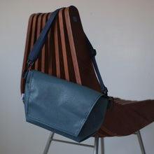 画像をギャラリービューアに読み込む, [STOCK] ANNA-30-FLAP BLUE 右使い
