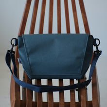 画像をギャラリービューアに読み込む, [STOCK] ANNA-30-FLAP BLUE 右使い
