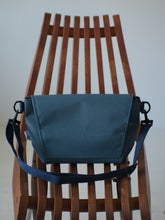 画像をギャラリービューアに読み込む, [STOCK] ANNA-30-FLAP BLUE 右使い
