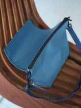 画像をギャラリービューアに読み込む, [STOCK] ANNA-30-FLAP BLUE 右使い
